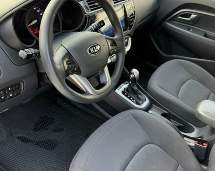 Білий Кіа Ріо, об'ємом двигуна 1.4 л та пробігом 65 тис. км за 12700 $, фото 12 на Automoto.ua