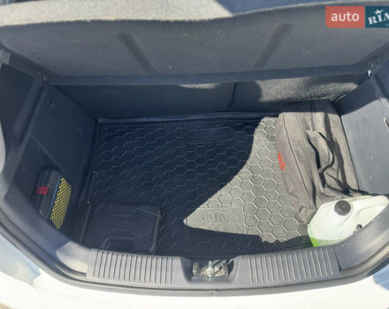 Киа Рио 2016 в Киеве на Automoto.ua Белый Киа Рио, объемом двигателя 1.4 л и пробегом 107 тыс. км за 9500 $, фото 9 на Automoto.ua