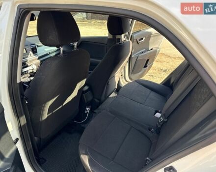 Білий Кіа Ріо, об'ємом двигуна 1.4 л та пробігом 150 тис. км за 11000 $, фото 9 на Automoto.ua