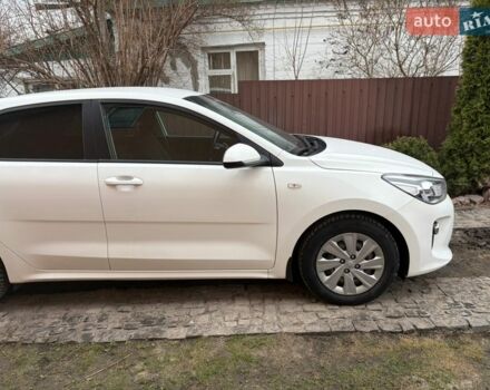 Белый Киа Рио, объемом двигателя 1.37 л и пробегом 98 тыс. км за 15000 $, фото 3 на Automoto.ua