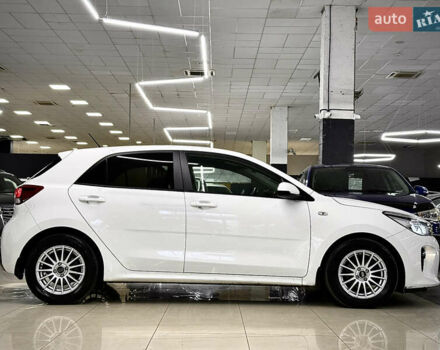 Білий Кіа Ріо, об'ємом двигуна 1.4 л та пробігом 65 тис. км за 12499 $, фото 7 на Automoto.ua
