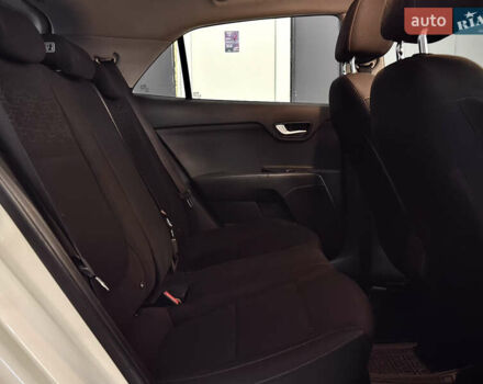 Білий Кіа Ріо, об'ємом двигуна 1.4 л та пробігом 65 тис. км за 12499 $, фото 13 на Automoto.ua