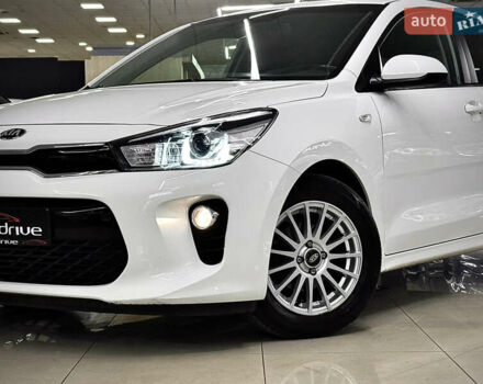 Білий Кіа Ріо, об'ємом двигуна 1.4 л та пробігом 65 тис. км за 12499 $, фото 1 на Automoto.ua