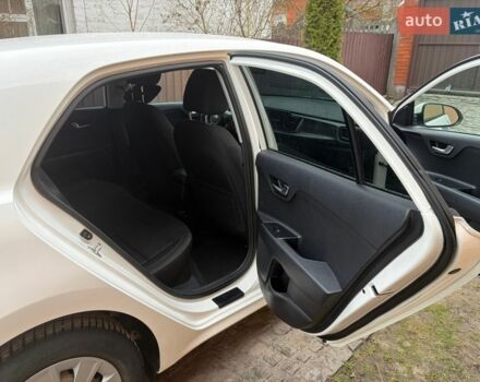 Белый Киа Рио, объемом двигателя 1.37 л и пробегом 98 тыс. км за 15000 $, фото 11 на Automoto.ua