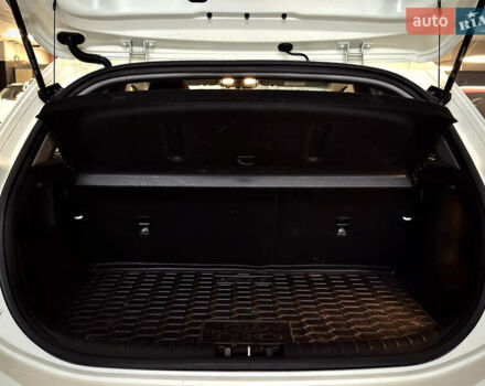 Білий Кіа Ріо, об'ємом двигуна 1.4 л та пробігом 65 тис. км за 12499 $, фото 12 на Automoto.ua