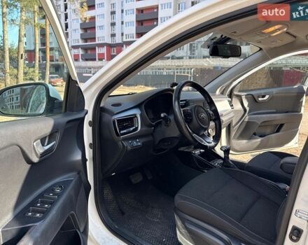 Білий Кіа Ріо, об'ємом двигуна 1.4 л та пробігом 150 тис. км за 11000 $, фото 8 на Automoto.ua