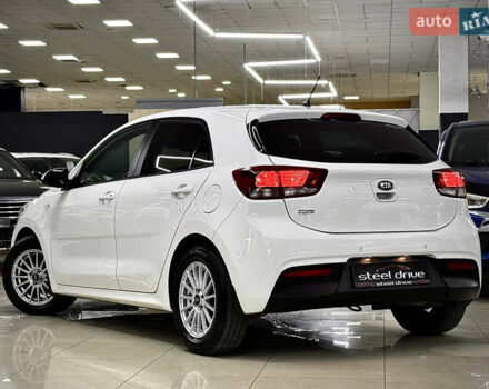 Білий Кіа Ріо, об'ємом двигуна 1.4 л та пробігом 65 тис. км за 12499 $, фото 4 на Automoto.ua