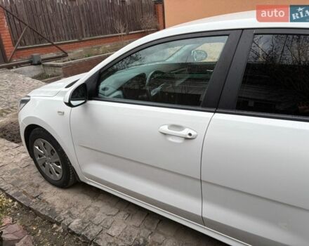 Белый Киа Рио, объемом двигателя 1.37 л и пробегом 98 тыс. км за 15000 $, фото 6 на Automoto.ua