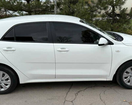 Белый Киа Рио, объемом двигателя 1.25 л и пробегом 95 тыс. км за 11999 $, фото 2 на Automoto.ua