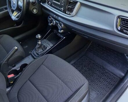 Білий Кіа Ріо, об'ємом двигуна 1.25 л та пробігом 7 тис. км за 10950 $, фото 5 на Automoto.ua