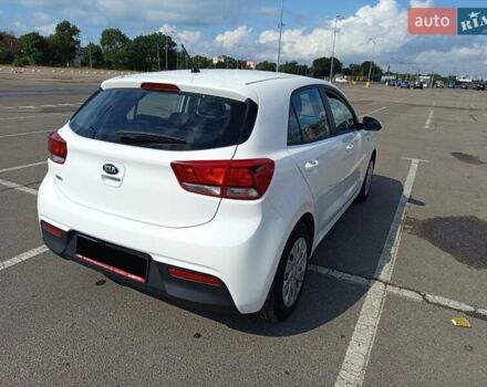 Білий Кіа Ріо, об'ємом двигуна 1.25 л та пробігом 7 тис. км за 10950 $, фото 2 на Automoto.ua