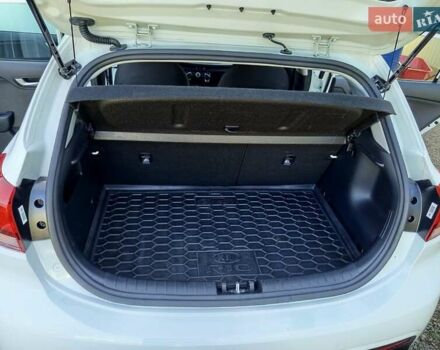 Білий Кіа Ріо, об'ємом двигуна 1.25 л та пробігом 7 тис. км за 10950 $, фото 10 на Automoto.ua