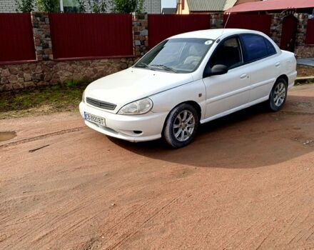 Белый Киа Рио, объемом двигателя 1.5 л и пробегом 300 тыс. км за 2800 $, фото 1 на Automoto.ua