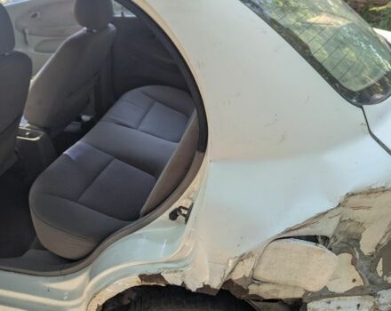 Белый Киа Рио, объемом двигателя 1.3 л и пробегом 354 тыс. км за 703 $, фото 6 на Automoto.ua