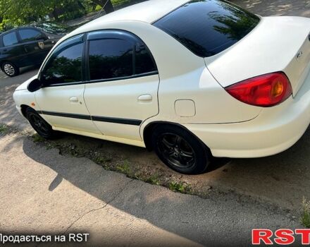 Белый Киа Рио, объемом двигателя 1.3 л и пробегом 290 тыс. км за 2400 $, фото 1 на Automoto.ua