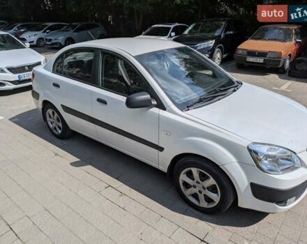 Белый Киа Рио, объемом двигателя 1.4 л и пробегом 165 тыс. км за 4200 $, фото 4 на Automoto.ua