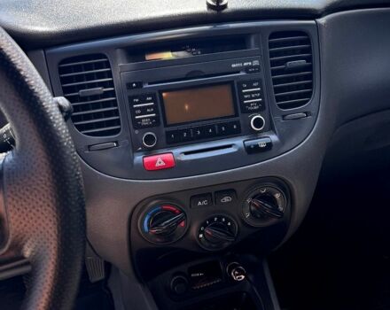 Белый Киа Рио, объемом двигателя 1.4 л и пробегом 223 тыс. км за 5200 $, фото 8 на Automoto.ua