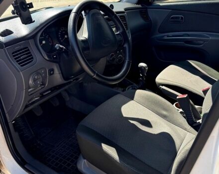 Белый Киа Рио, объемом двигателя 1.4 л и пробегом 223 тыс. км за 5200 $, фото 10 на Automoto.ua