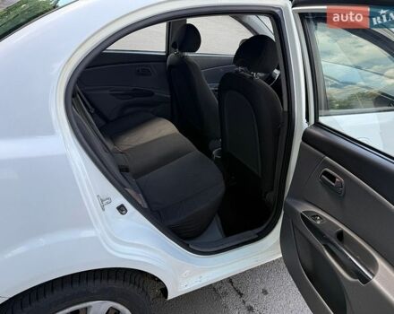 Белый Киа Рио, объемом двигателя 1.4 л и пробегом 315 тыс. км за 3500 $, фото 3 на Automoto.ua