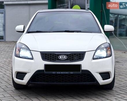 Белый Киа Рио, объемом двигателя 1.49 л и пробегом 157 тыс. км за 7100 $, фото 2 на Automoto.ua