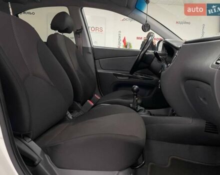 Белый Киа Рио, объемом двигателя 1.49 л и пробегом 170 тыс. км за 4990 $, фото 28 на Automoto.ua