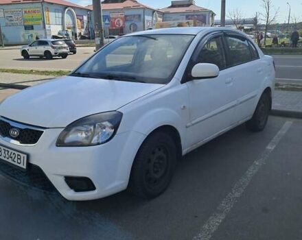 Белый Киа Рио, объемом двигателя 1.4 л и пробегом 324 тыс. км за 4000 $, фото 1 на Automoto.ua
