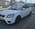 Белый Киа Рио, объемом двигателя 1.4 л и пробегом 324 тыс. км за 4000 $, фото 1 на Automoto.ua