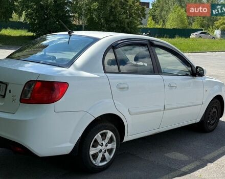Белый Киа Рио, объемом двигателя 1.4 л и пробегом 315 тыс. км за 3500 $, фото 1 на Automoto.ua