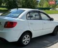 Белый Киа Рио, объемом двигателя 1.4 л и пробегом 315 тыс. км за 3500 $, фото 1 на Automoto.ua