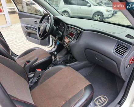 Белый Киа Рио, объемом двигателя 1.49 л и пробегом 157 тыс. км за 7100 $, фото 11 на Automoto.ua
