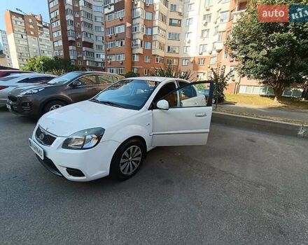 Білий Кіа Ріо, об'ємом двигуна 1.49 л та пробігом 170 тис. км за 5900 $, фото 7 на Automoto.ua