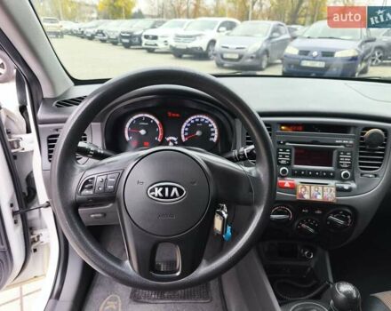 Белый Киа Рио, объемом двигателя 1.49 л и пробегом 157 тыс. км за 7100 $, фото 13 на Automoto.ua