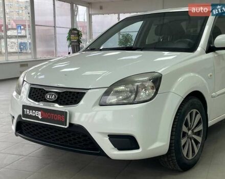 Белый Киа Рио, объемом двигателя 1.49 л и пробегом 170 тыс. км за 4990 $, фото 4 на Automoto.ua