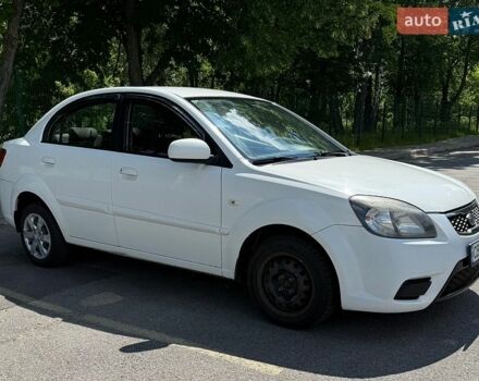 Белый Киа Рио, объемом двигателя 1.4 л и пробегом 315 тыс. км за 3500 $, фото 2 на Automoto.ua