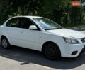 Белый Киа Рио, объемом двигателя 1.4 л и пробегом 315 тыс. км за 3500 $, фото 2 на Automoto.ua