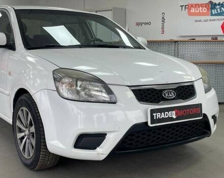 Белый Киа Рио, объемом двигателя 1.49 л и пробегом 170 тыс. км за 4990 $, фото 2 на Automoto.ua