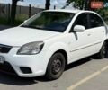 Белый Киа Рио, объемом двигателя 1.4 л и пробегом 315 тыс. км за 3500 $, фото 1 на Automoto.ua