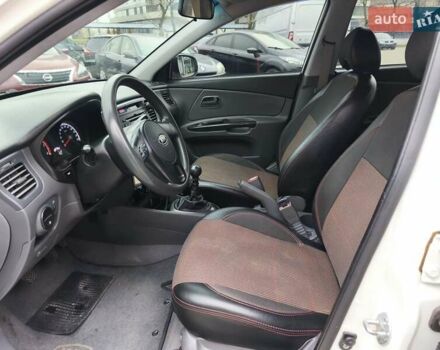 Белый Киа Рио, объемом двигателя 1.49 л и пробегом 157 тыс. км за 7100 $, фото 8 на Automoto.ua
