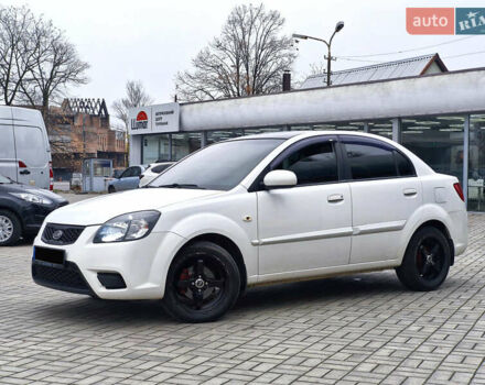 Белый Киа Рио, объемом двигателя 1.49 л и пробегом 157 тыс. км за 7100 $, фото 1 на Automoto.ua