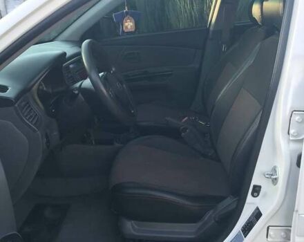 Білий Кіа Ріо, об'ємом двигуна 1.49 л та пробігом 157 тис. км за 8000 $, фото 3 на Automoto.ua