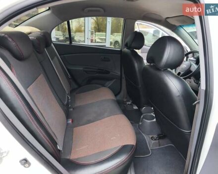 Белый Киа Рио, объемом двигателя 1.49 л и пробегом 157 тыс. км за 7100 $, фото 10 на Automoto.ua