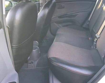 Білий Кіа Ріо, об'ємом двигуна 1.49 л та пробігом 157 тис. км за 8000 $, фото 5 на Automoto.ua