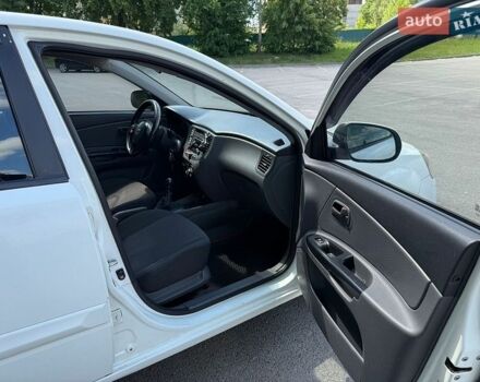 Белый Киа Рио, объемом двигателя 1.4 л и пробегом 315 тыс. км за 3500 $, фото 4 на Automoto.ua