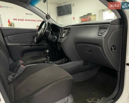 Белый Киа Рио, объемом двигателя 1.49 л и пробегом 170 тыс. км за 4990 $, фото 27 на Automoto.ua