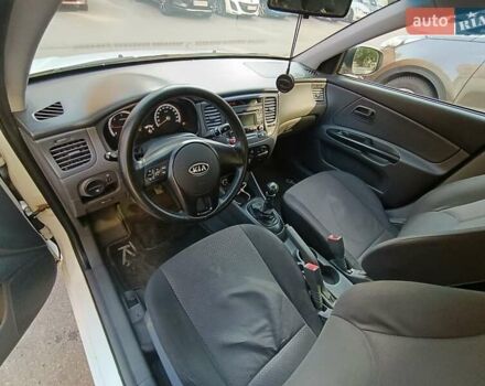 Білий Кіа Ріо, об'ємом двигуна 1.49 л та пробігом 170 тис. км за 5900 $, фото 2 на Automoto.ua