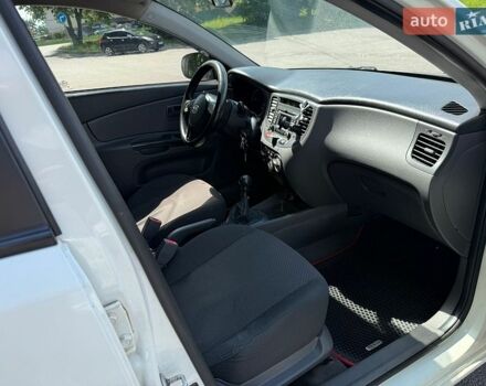 Белый Киа Рио, объемом двигателя 1.4 л и пробегом 315 тыс. км за 3500 $, фото 5 на Automoto.ua