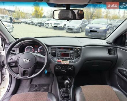 Белый Киа Рио, объемом двигателя 1.49 л и пробегом 157 тыс. км за 7100 $, фото 12 на Automoto.ua
