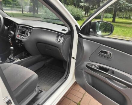 Белый Киа Рио, объемом двигателя 1.4 л и пробегом 250 тыс. км за 6100 $, фото 5 на Automoto.ua