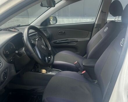 Белый Киа Рио, объемом двигателя 1.4 л и пробегом 158 тыс. км за 5800 $, фото 19 на Automoto.ua