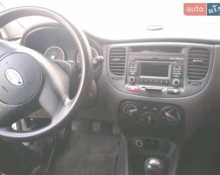 Білий Кіа Ріо, об'ємом двигуна 1.4 л та пробігом 260 тис. км за 6400 $, фото 7 на Automoto.ua